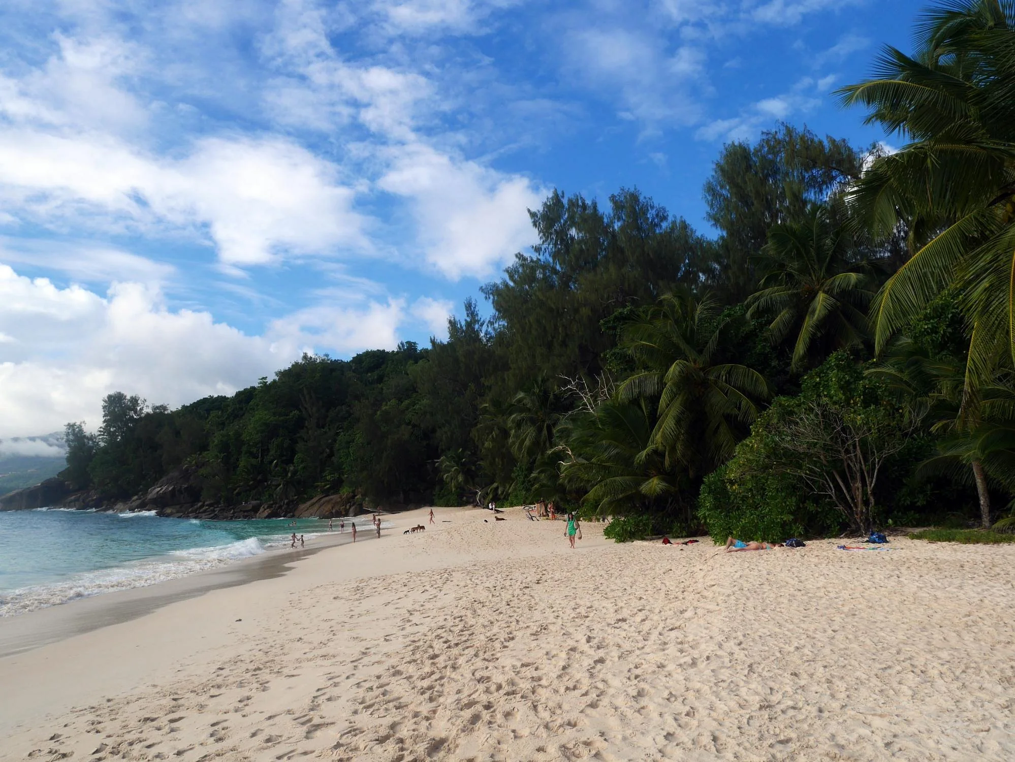 Panoramic curve of Anse Soleil beach with swimmers and granite boulders — Baie Lazare coastline at Maison Soleil, Anse Soleil, Seychelles